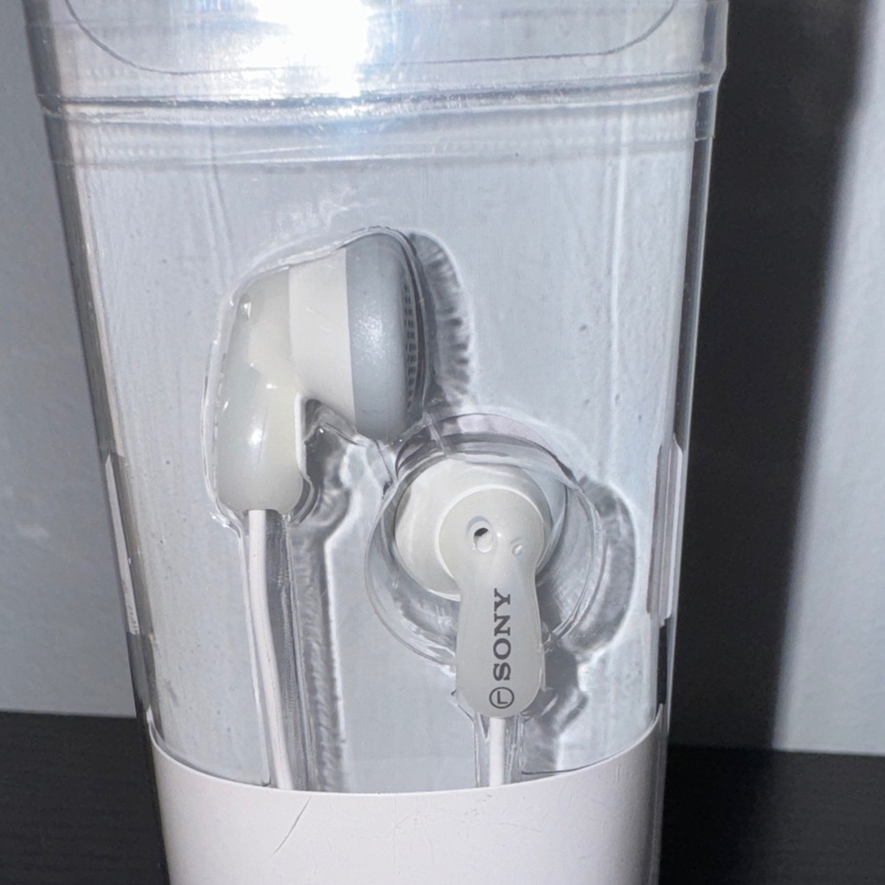 Sony Fashion Earbuds in Sleek White - Picture 4 of 4